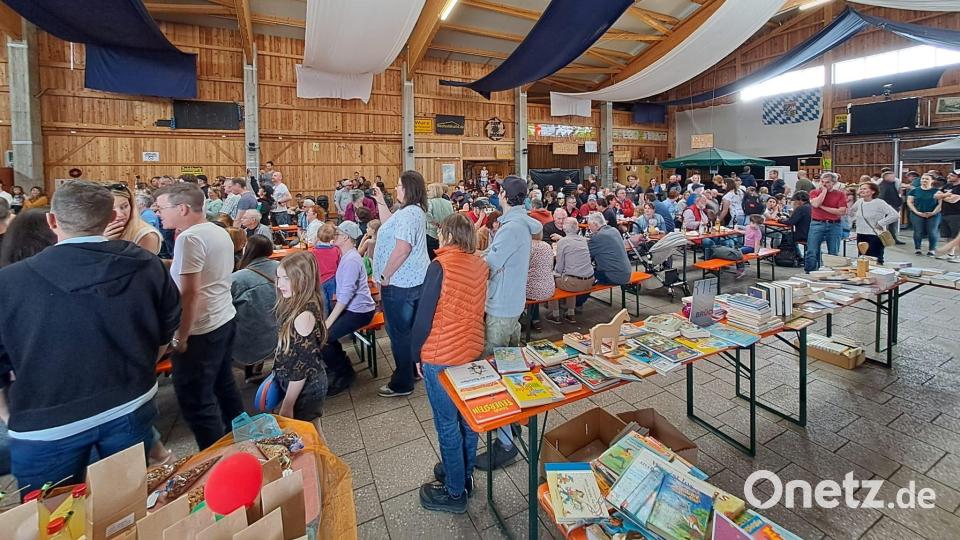 Viele Gäste schauen am Sonntag vorbei, im Vordergrund der Büchertisch. Bild: Maria Wildenauer