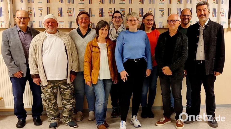 Vorstand mit Notenwartin und Beisitzer: Personen von links: 3. Bürgermeister Hubert Blödt, Herbert Schmid, Andrea Klinger, Gabi Falter, Veronika Lindner, 1. Vorsitzende Lisa Hartinger, Schriftführerin Elena Formato-Beier-Beier, scheidender 1. Vorsitzender Dr. Karl-Heinz Büttner, 2. Vorsitzender Wolfgang Klinger, Kassier Thomas Pronath Bild: Musikverein Haselmühl-Kümmersbruck/exb