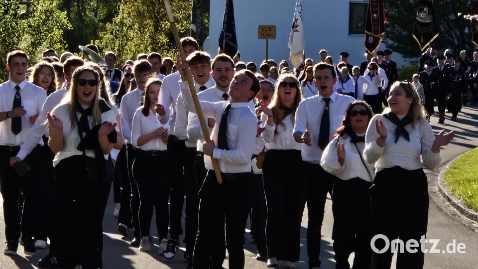 Der Jubelverein führt fahnenschwenkend den Festzug an Bild: ga