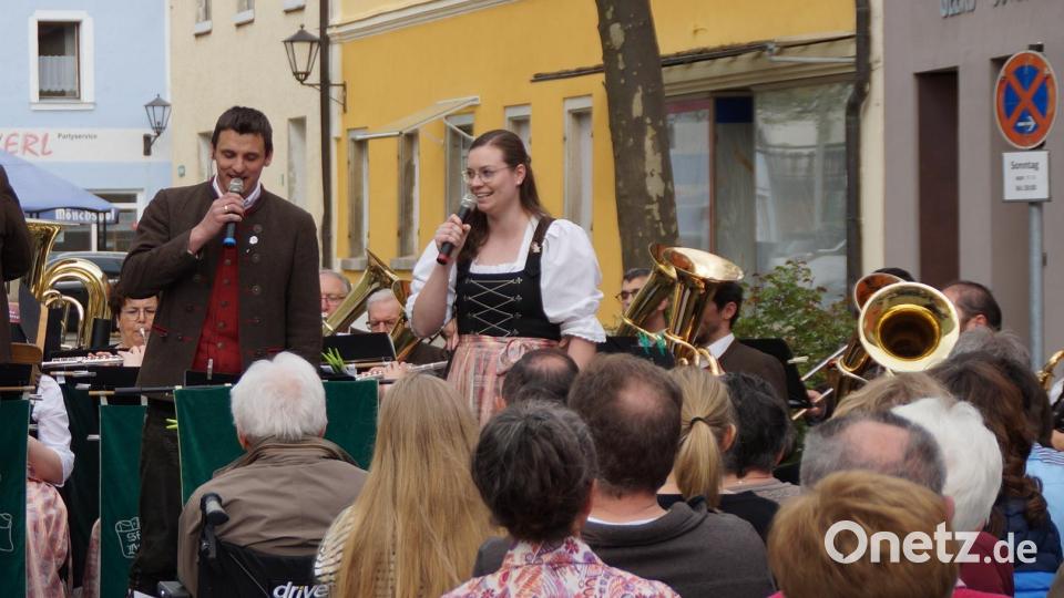 Anna-Maria Schmauß und Michael Niebauer zeigen ihr Talent auch als Gesangsduo Bild: wel