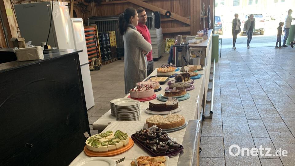Zur Stärkung gibt es eine Kuchenbüfett. Bild: tok