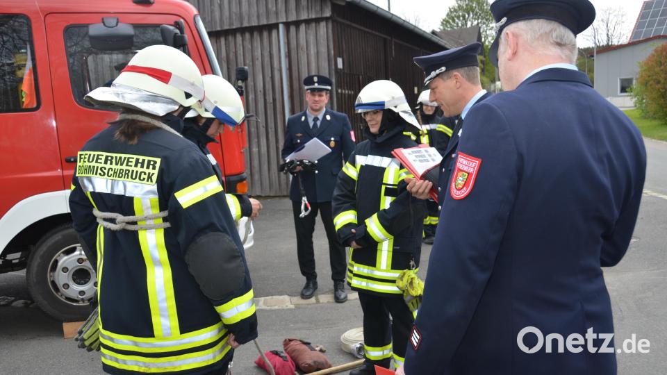 Erstmals legte wieder eine Damengruppe ein Leistungsabzeichen bei der FFW Böhmischbruck in der Dorfmitte von Kößing ab. Bild: dob