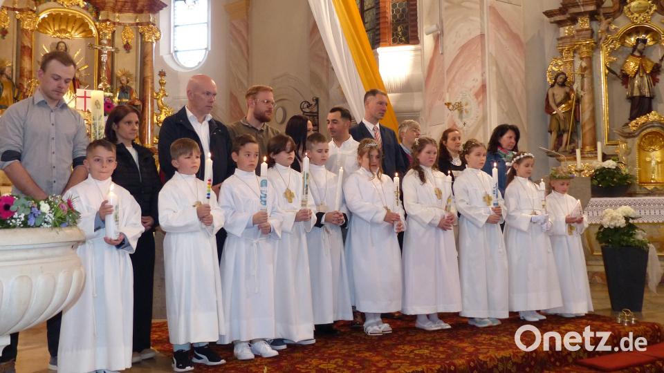 Die Kommunionkinder mit ihren Taufpaten Bild: hme