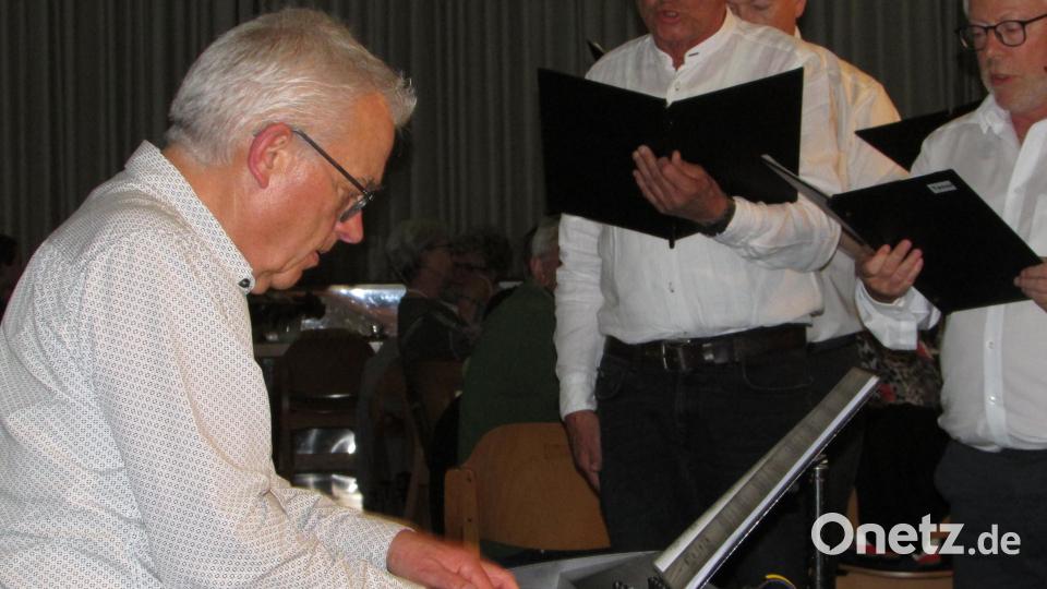 Gefühlvoll begleitete Michael Bertelshofer seine Sänger am Piano. Bild: sei