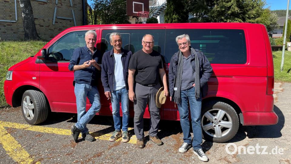 Das Team von Franz Xaver Gernstl war nicht nur im Luftmuseum sondern auch im Tempelmuseum in Etsdorf. Im Bild (von links): Kameramann Hans Peter Fischer, Ton-Mann Stefan Ravasz, Museumsdirektor Wilhelm Koch und Franz Xaver Gernstl. Bild: Judith Koch
