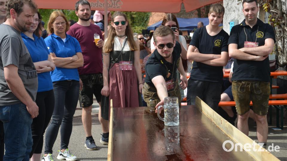 Viel Frohsinn und Gaudi waren bei den Wettbewerben rund um den "Tag des Bieres" auf dem Gartengelände der Brauerei Scheuerer gegeben. Quirin Sax probiert hier sein Glück für die Pleysteiner Jugend. Bild: dob