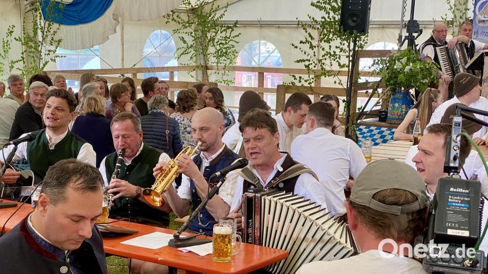 Die &quot;Butzlköi&quot; geben in Lintach ihre Visitenkarte ab. Bild: gri