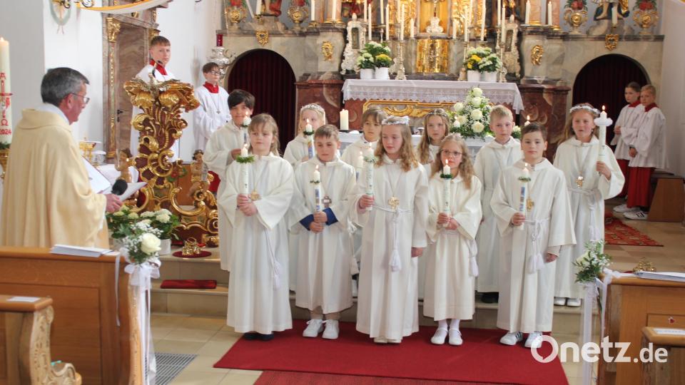 Elf Kinder feiern mit Pfarrer Klaus Birnthaler in der Pfarrkirche St. Vitus in Utzenhofen Erstkommunion. Bild: aun