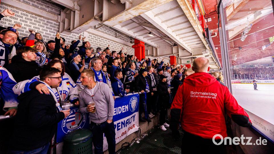 Etwa 500 Anhänger unterstützten die Blue Devils Weiden beim vierten Play-off-Finale in der ARS-Arena bei den Hannover Scorpions. Bild: Werner Moller
