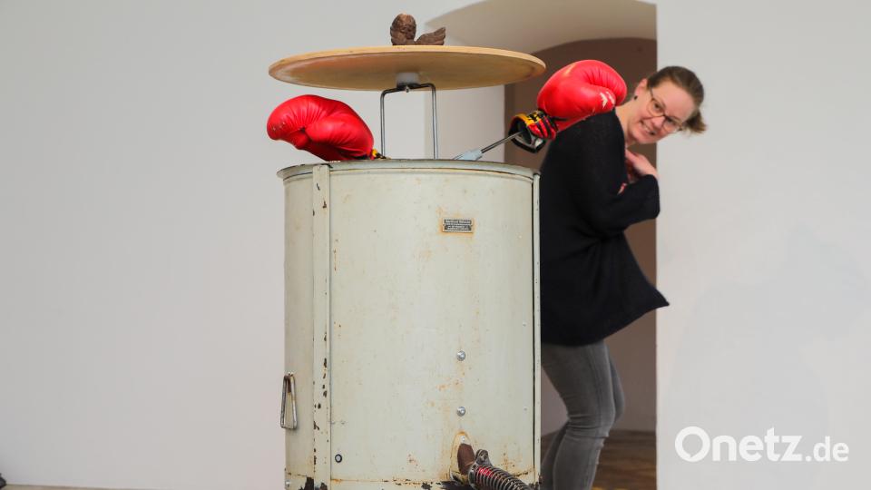 Pandora hat es faustdick hinter der Trommel. Sandra Dehling, Geschäftsführerin des Luftmuseums, geht erst einmal in Deckung Bild: Wolfgang Steinbacher