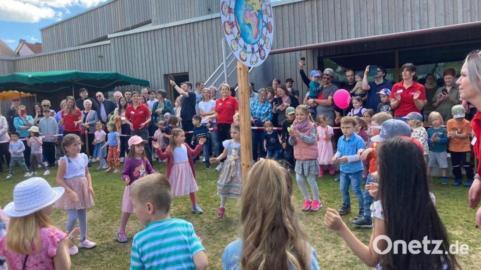 Nachdem der Maibaum aufgestellt war, tanzten die Kinder ausgelassen um den Frühlingsboten herum. Bild: Kinderhaus Weltentdecker/exb