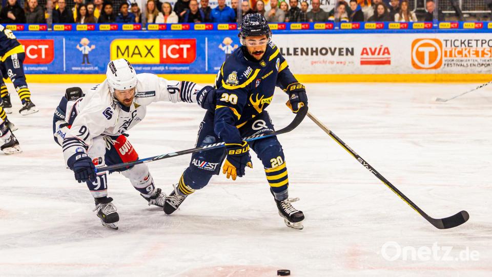 Szenen aus dem vierten Play-off-Halbfinale in der Eishockey-Oberliga zwischen den Tilburg Trappers und den Blue Devils Weiden (weiße Trikots). Bild: Werner Moller