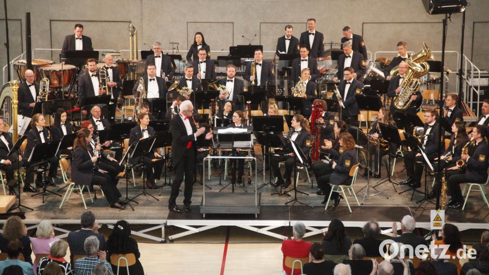 Chefdirigent Johann Mösenbichler (stehend) ist mit dem Auftritt seines Orchesters sehr zufrieden und spendet den Musikern gemeinsam mit den Zuhörern viel Applaus. Bild: Hirsch