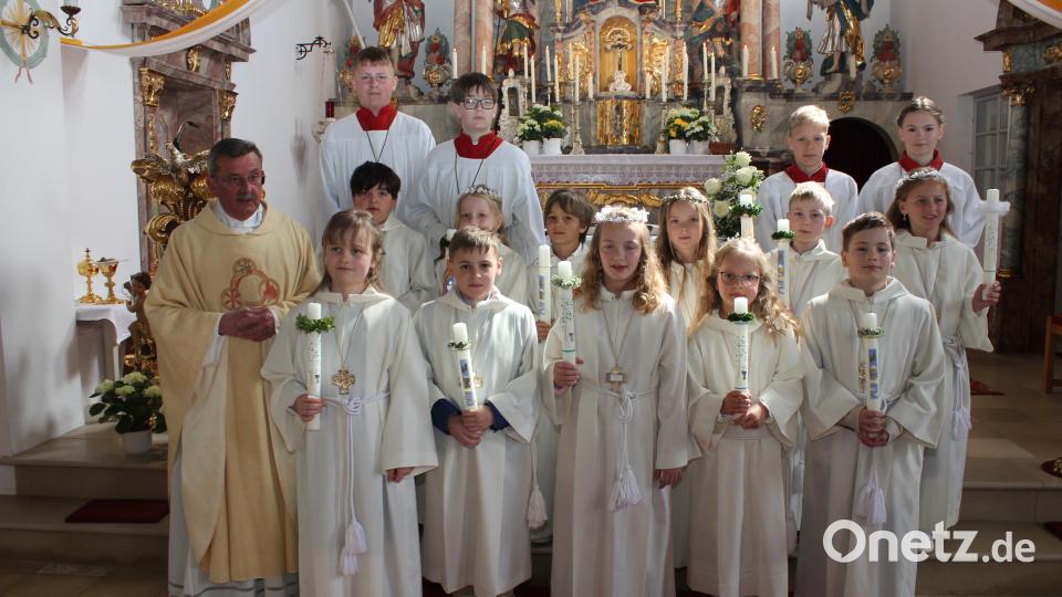 Elf Kinder feiern mit Pfarrer Klaus Birnthaler in der Pfarrkirche St. Vitus in Utzenhofen Erstkommunion. Bild: aun