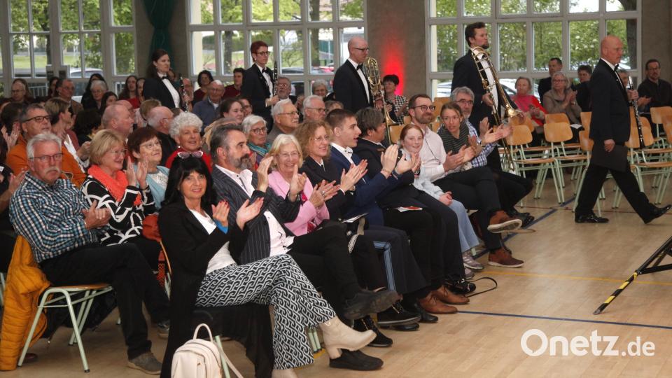 Unter dem Beifall der 300 Zuhörer marschieren die Orchestermusiker in die Landgraf-Ulrich-Halle ein. Bild: Hirsch