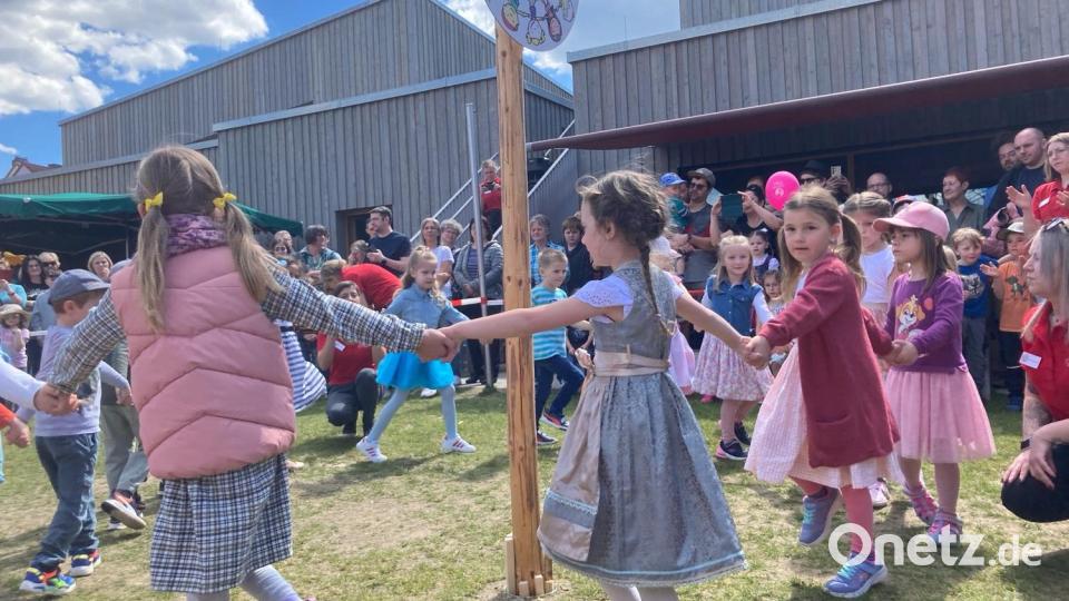 Nachdem der Maibaum aufgestellt war, tanzten die Kinder ausgelassen um den Frühlingsboten herum. Bild: Kinderhaus Weltentdecker/exb