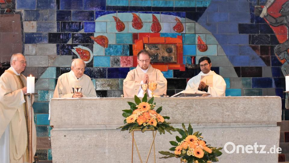 Der Festgottesdienst zu 600 Jahre Glaubens- und Pfarrgeschichte wurde am Samstag mit den Ruhestandsgeistlichen Ludwig Gradl (von links), Hans Bayer, Pfarrer Daniel Fenk und Kaplan Raveendra Reddy Ponnapati gefeiert. Bild: rgr