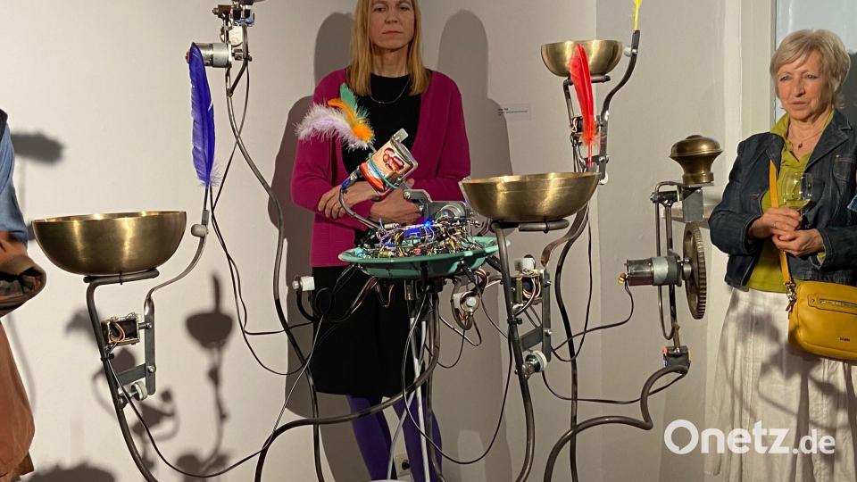 Sascha Alexa Müller bei der Vernissage ihrer Maschinen im Luftmuseum. Bild: Andreas Ascherl