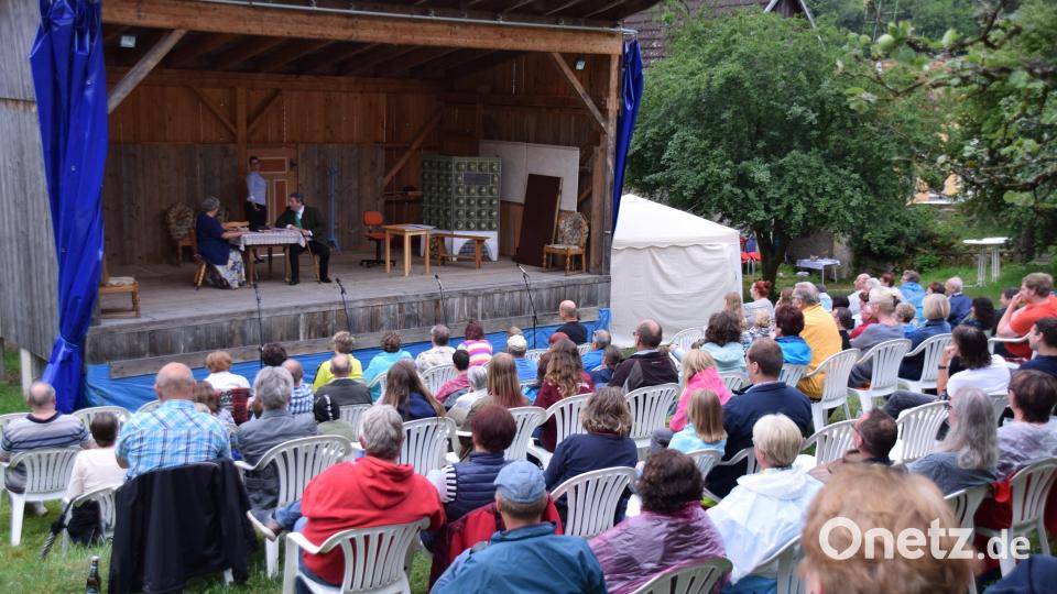 In herrlicher Kulisse spielt das Königsteiner Bauerntheater auf der Freilichtbühne im ehemaligen Pfarrgarten Bild: hdk