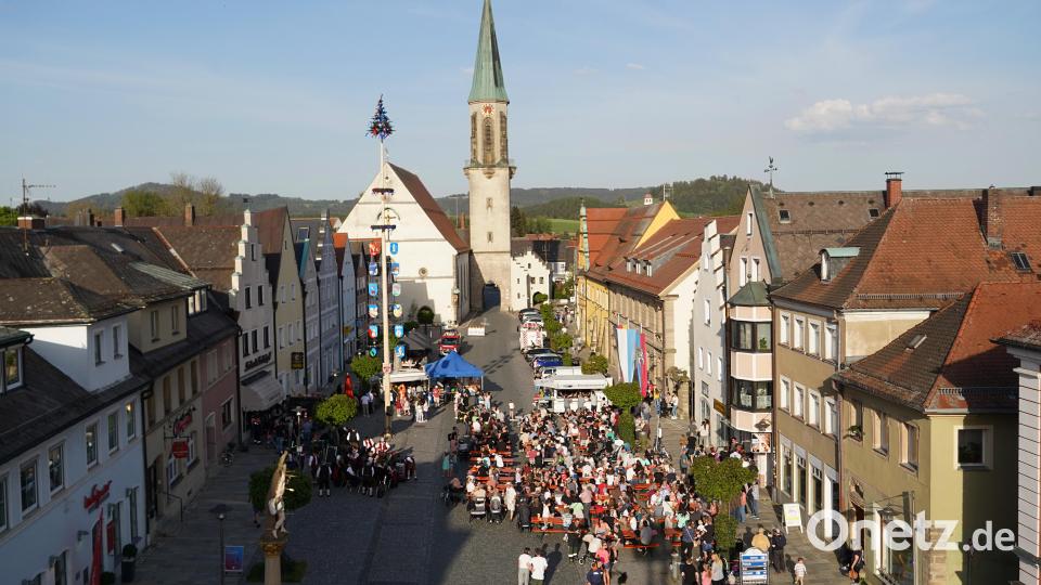 Nach circa 15 Minuten stand der Baum. Die Stadtkapelle sorgte im Anschluss für gute Stimmung. Bild: kaz