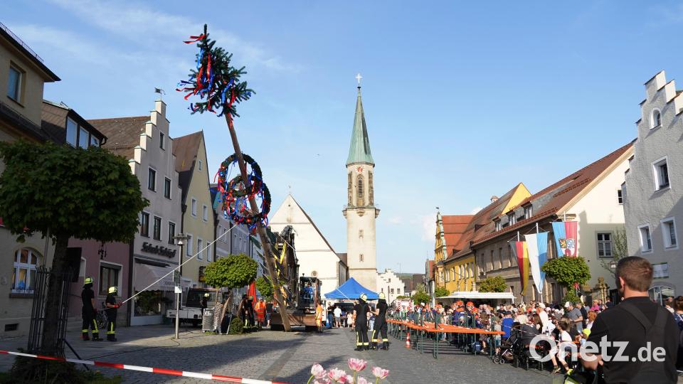 In gewohnter Weise wird der Maibaum in Kemnath mit dem Bagger in die Höhe gezogen. Bild: kaz