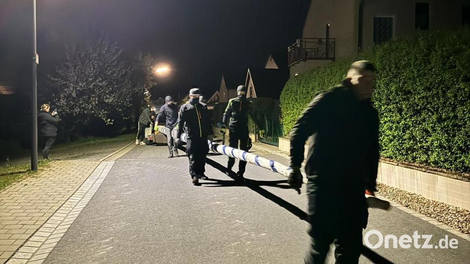 Nacht und Nebelaktion: Die Grafenwöhrer Feuerwehr transportiert den Gmünder Maibaum ab. Bild: privat / exb