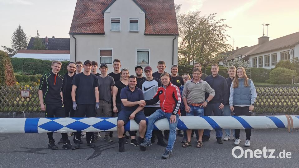 Ein Handshake nach der Einigung über das Lösegeld: Tobias Schatz (rote Jacke) freut sich, seinen Maibaum aus Grafenwöhr wieder zu bekommen. Kurz darauf war er wieder weg. Dieses Mal in Gößenreuth. Bild: FFW Gmünd / exb
