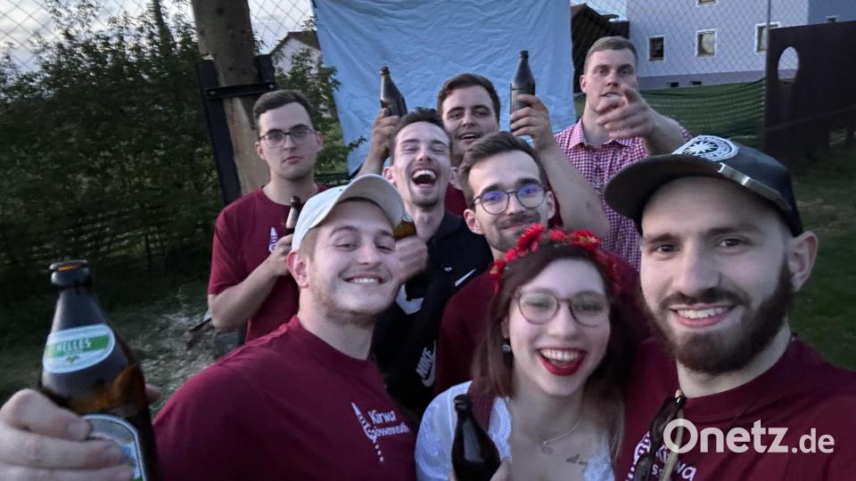 Die Dorfjugend Gößenreuth feiert ihren Raubzug. Als Auslöse bekommt sie nun fünf Kilo Geräuchertes. Bild: Dorfjugend Gößenreuth /exb