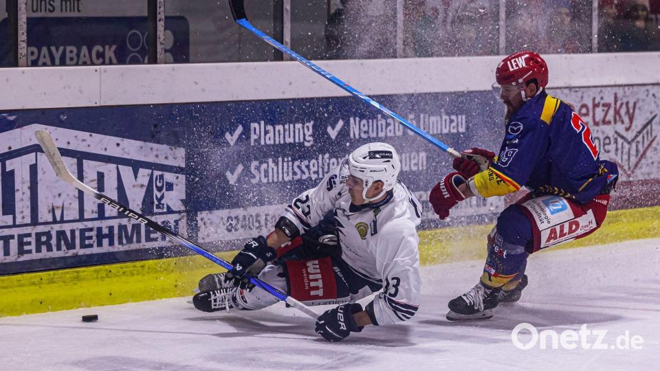 Daniel Bruch (links) erzielte am Freitag beim 5:3-Sieg der Blue Devils in Peiting zwei Tore. Bild: Werner Moller
