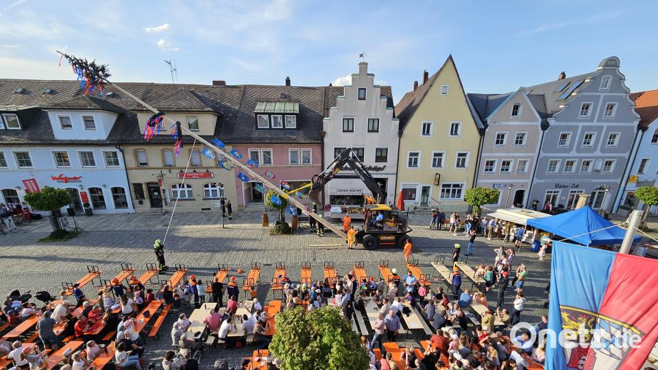 Etwa 250 Besucher waren auf den Stadtplatz gekommen. Bild: kaz