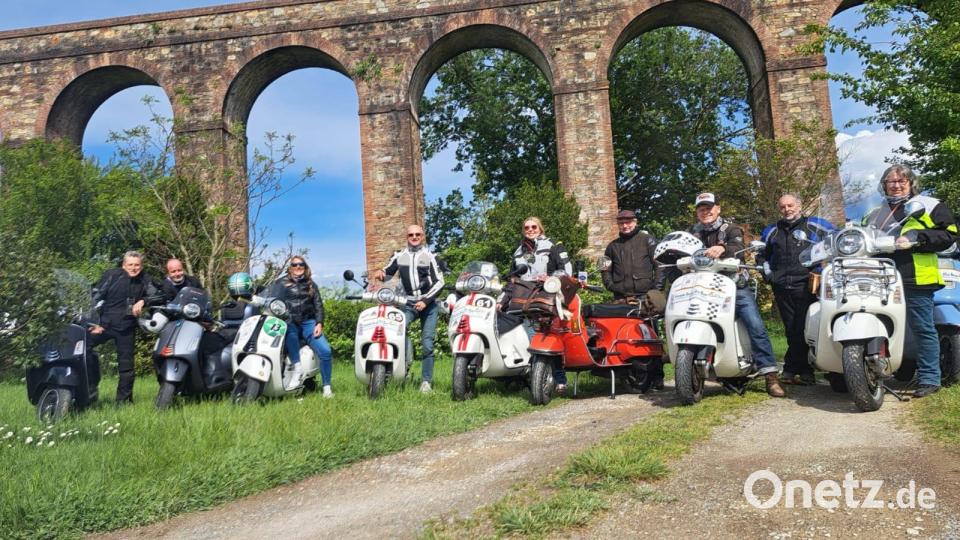 Die Schwarzenbacher vom &quot;Rio Nero Vespa-Club&quot; waren mit ihren Rollern zu den Vespa World Days 2024 nach Italien gereist. Bild: Gruppo Vespa Rio Nero/exb