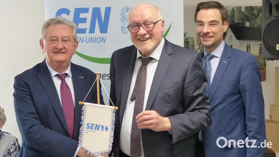 Georg Stahl (Mitte) erhält aus den Händen des Landesvorsitzenden Franz Meyer einen Stammtischwimpel. Rechts MdL Stephan Oetzinger. Bild: hme