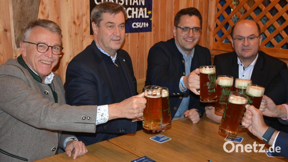 Sie prosten sich mit Zoiglbier zu, (von links) Tirschenreuths Franz Stahl, Markus Söder, Christian Doleschal und Albert Füracker. Bild: jr