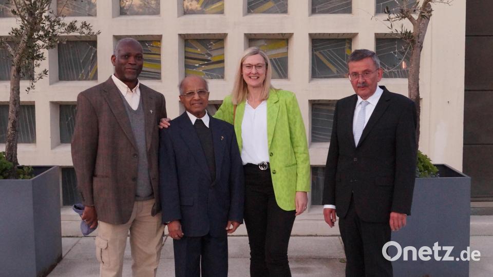 Ruhestandspfarrer Joseph Madathiparampil (Zweiter von links) feiert sein 60-jähriges Priesterjubiläum in Hohenkemnath. Ihm gratulieren Pfarrgemeinderatssprecherin Marion Baume (Zweite von rechts), Pfarrer Klaus Birnthaler (rechts) und Pfarrvikar Charles Nwamiro (links). Bild: snn