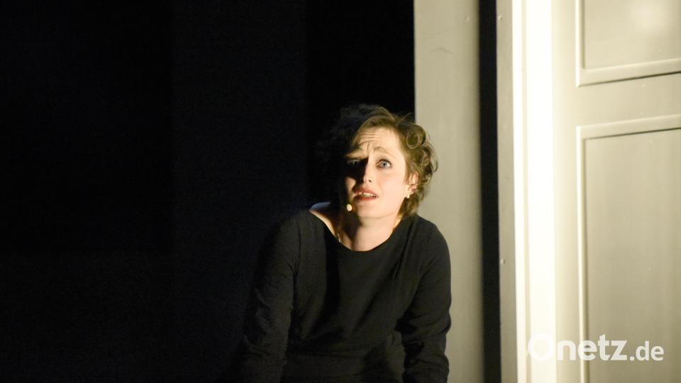 Edith Piaf (Mica Bara) steht kurz vor dem Zusammenbruch. Bild: Tobias Schwarzmeier