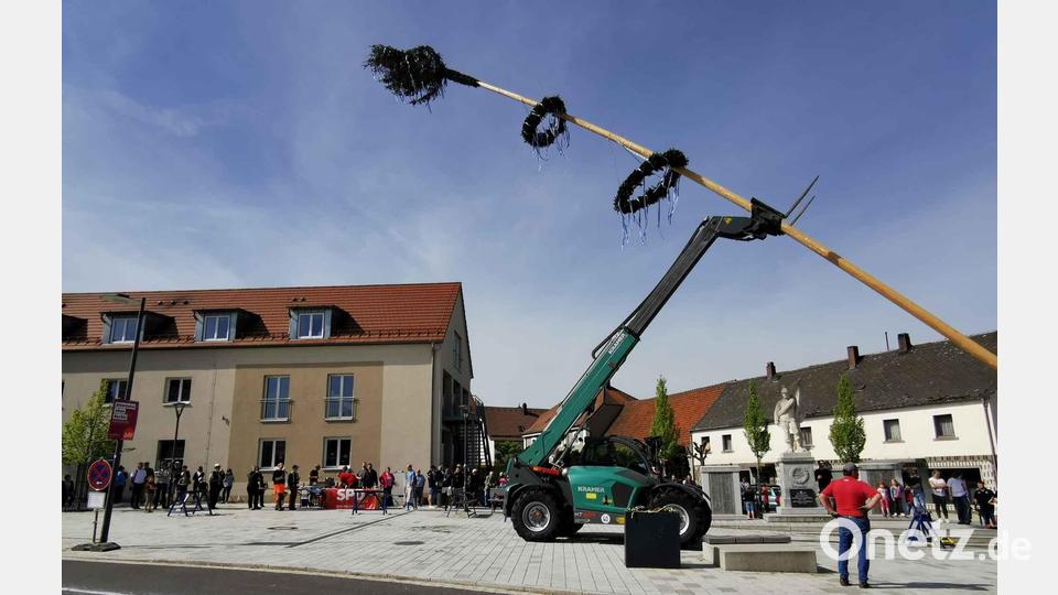 Mit maschinellem Einsatz hievt zweiter Bürgermeister Thomas Kleber den Maibaum in die Verankerung. Bild: gz