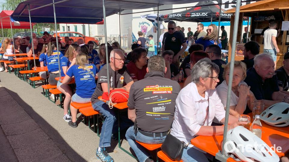 Viele Besucher feiern mit dem Burschenverein in Altenstadt/WN in den Mai hinein. Bild: adj