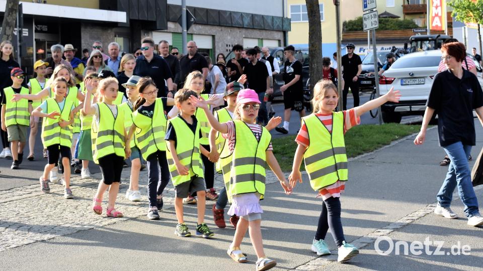 Die Jüngsten der &quot;Kinder-Feuerwehr&quot; winken den Besuchern des Maibaumfestes fröhlich zu. Bild: rgr