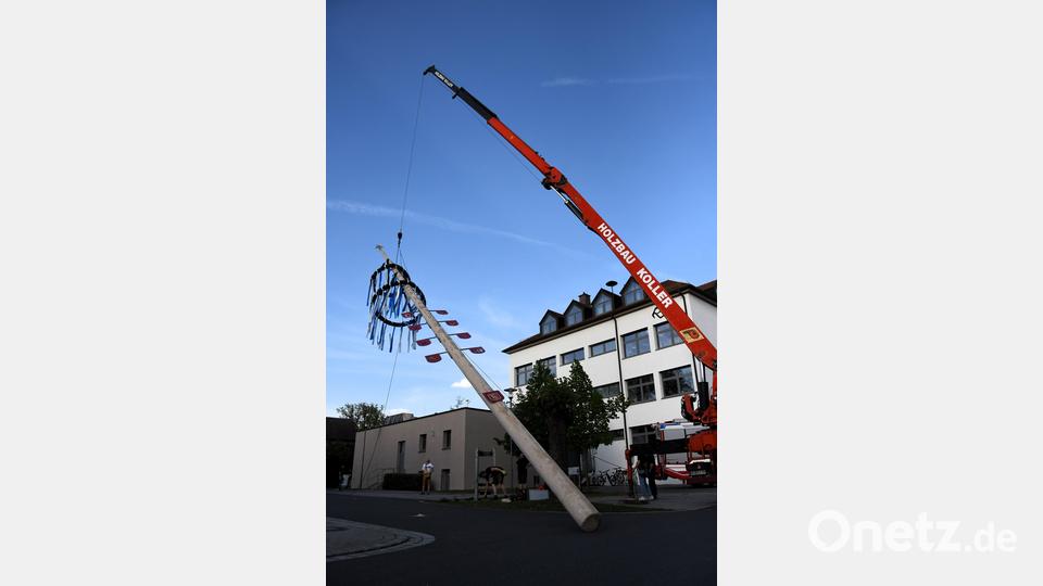 Auch in Schirmitz wurde vor vielen Zuschauern ein Maibaum aufgestellt. Bild: Margareta Czichon/exb