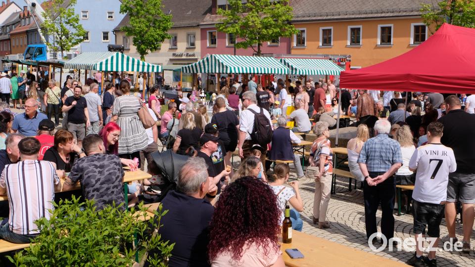 Ein fröhliches Treiben in gesellschaftlicher Runde herrschte beim achten Flosser Maimarkt im Herzen des Marktes. Bild: le