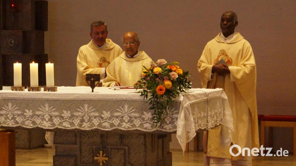Die drei Geistlichen zelebrieren die Heilige Messe, von links Pfarrer Klaus Birnthaler, der Jubilar Dr. Joseph Madathiparampil und Pfarrvikar Dr. Charles Nwamiro. Bild: snn