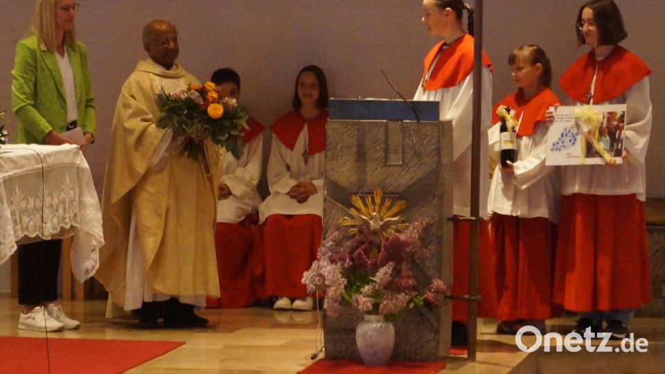Ruhestandspfarrer Joseph bei der Laudatio von Pfarrgemeinderatssprecherin Marion Baumer und den Minis Bild: snn
