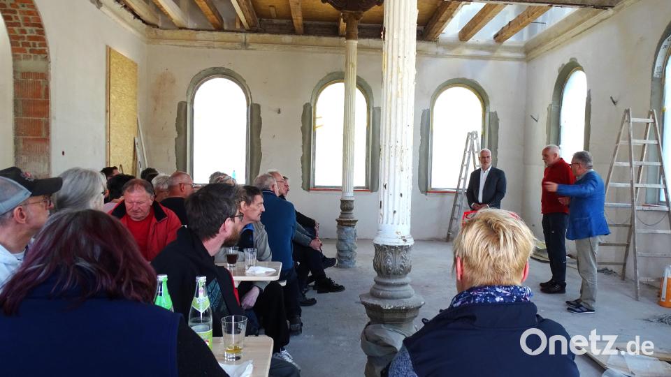 Im Raum der früheren Bahnhofswirtschaft erläuterten Bürgermeister Toni Dutz, Adalbert Busl und Thomas Weiß (von rechts) Geschichte, Stand und Perspektiven des Gebäudes, das als Kulturbahnhof Chance und Magnet für viele Aktivitäten im Landkreis werden kann. Bild: Christina Ponader/exb
