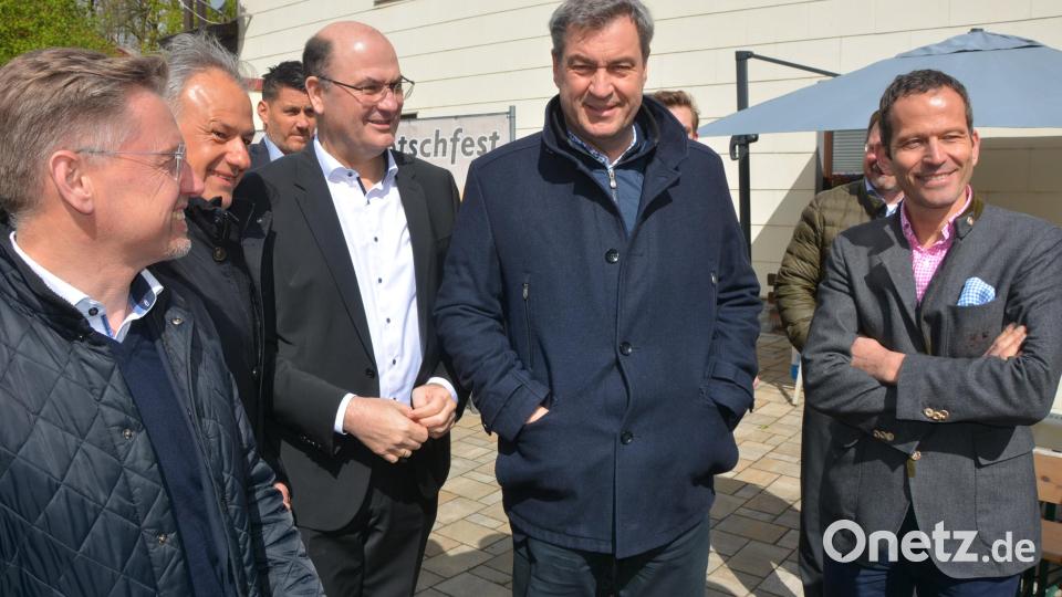 Freundlich wurde Bayerns Ministerpräsident Dr. Markus Söder (rechts) von den lokalen CSU-Größen in Schönficht willkommen geheißen. Bild: jr