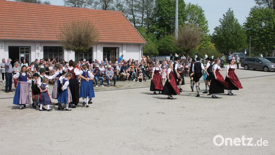 Simultan tanzen die beiden Volkstanzgruppen der &quot;Haidnaabtaler&quot; die Sternpolka. Danach ließen sie noch acht weitere Tänze folgen. Bild: bjp