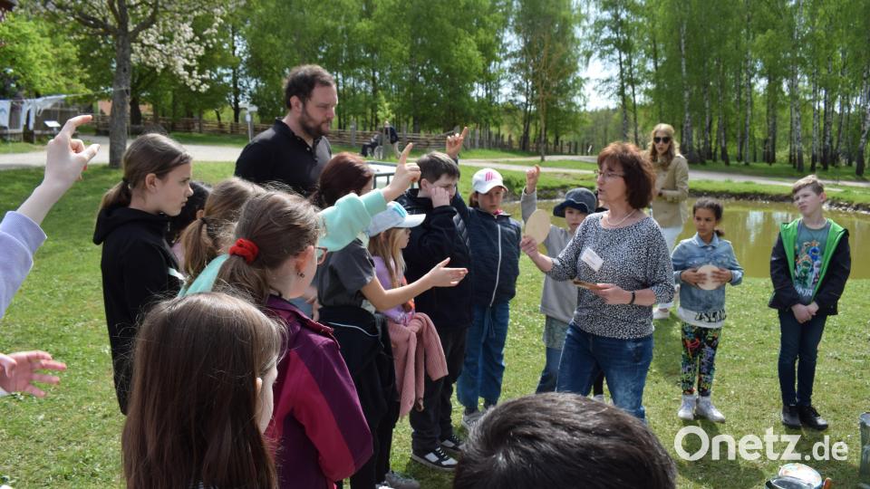 Mit großem Eifer beteiligten sich die Schülerinnen und Schüler an den Themen der verschiedenen Stationen. Bild: bnr
