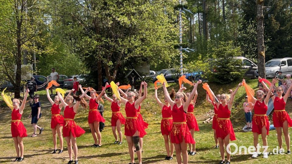 Die TVW-Tanzgruppe &quot;Laconic&quot; bei ihrem Auftritt an der oberen Skihütte der Freizeitanlage bei Schloppach. Bild: exb