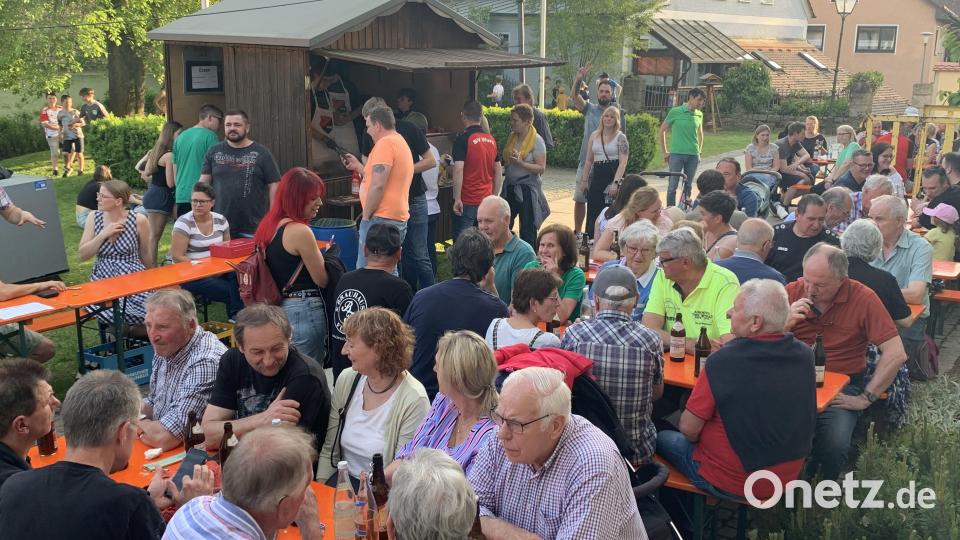 Das Aufstellen des Maibaums wird in Wurz ordentlich gefeiert. Bild: tok