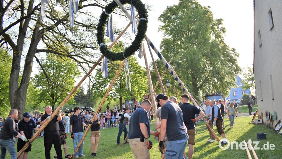 Beim Aufstellen des Maibaumes packen Deutsche und Amerikaner mit an. Bild: rgr