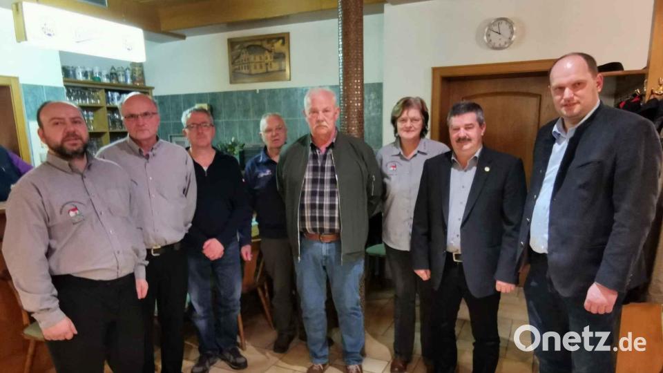 Zweiter Bürgermeister Thomas Kleber und Bezirksvorsitzender Helmut Grünbauer (von rechts) danken dem neu gewählten Siedlerteam. Bild: gz